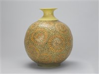 雕釉黃底菊花紋瓶藏品圖，第1張